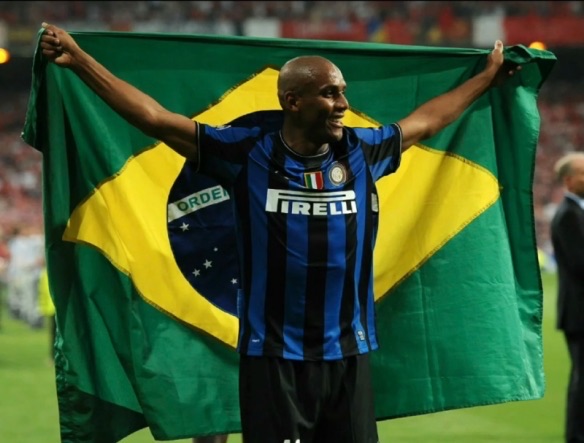 蓝黑闪电攻防一体,昔日“世一”此刻登场-图1 蓝黑闪电攻防一体,昔日“世一”此刻登场-图1