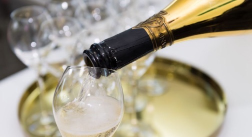 酒吧黑桃a多少钱一瓶(黑桃a香槟黄金版750ml价格2588元)-图1 酒吧黑桃a多少钱一瓶(黑桃a香槟黄金版750ml价格2588元)-图1