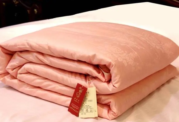 真正的蚕丝被多少钱,整床的价格一般在2000元到40000元-图3 真正的蚕丝被多少钱,整床的价格一般在2000元到40000元-图3