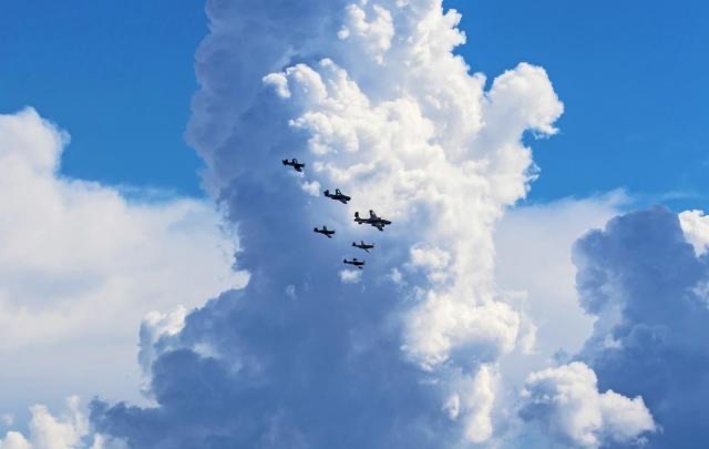 鹏飞姐,高空飞行的女性英雄——鹏飞姐?重写为新标题: 冲破云霄的女性力量——鹏飞姐。-图1 鹏飞姐,高空飞行的女性英雄——鹏飞姐?重写为新标题: 冲破云霄的女性力量——鹏飞姐。-图1