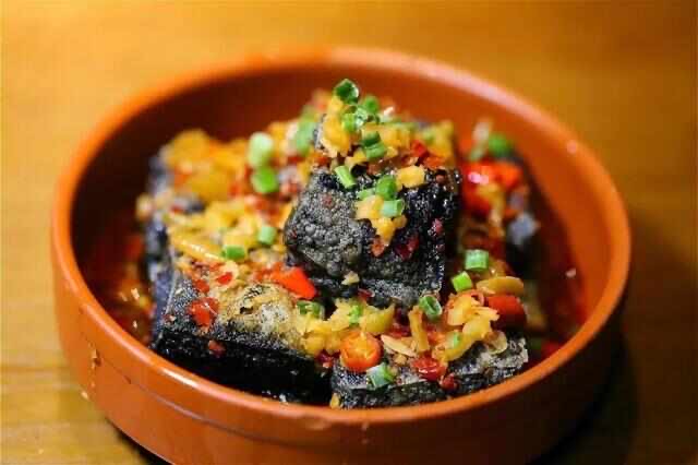 湖南8大经典名菜:龙脂猪血入榜,长沙臭豆腐夺冠-图1 湖南8大经典名菜:龙脂猪血入榜,长沙臭豆腐夺冠-图1