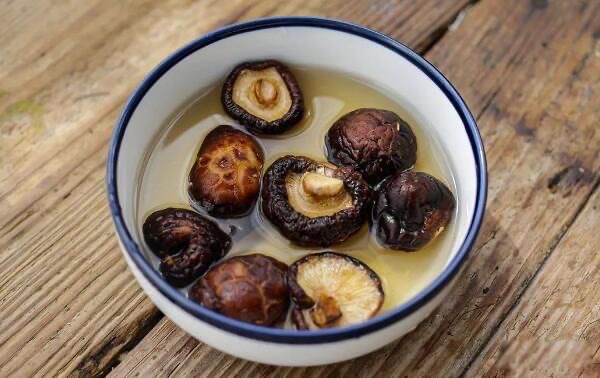 干香菇需要泡多长时间?干香菇用热水还是冷水泡-图1 干香菇需要泡多长时间?干香菇用热水还是冷水泡-图1