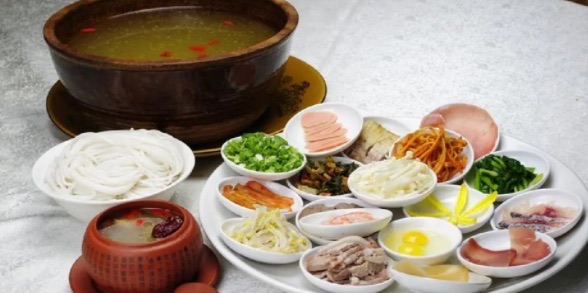 云南过桥米线谁发明的(它为什么叫这个名字)-图1 云南过桥米线谁发明的(它为什么叫这个名字)-图1