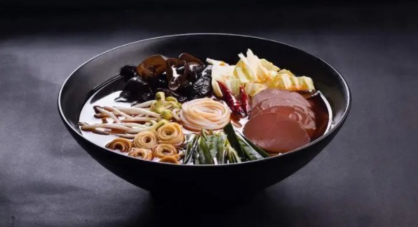 云南过桥米线谁发明的(它为什么叫这个名字)-图3 云南过桥米线谁发明的(它为什么叫这个名字)-图3