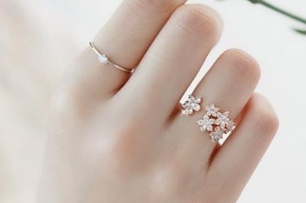 食指戴戒指是什么意思?意味着单身但想恋爱(与小指不同)-图1 食指戴戒指是什么意思?意味着单身但想恋爱(与小指不同)-图1