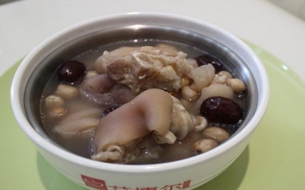 花生猪脚汤怎么做好吃?花生猪脚汤的简单做法-图2 花生猪脚汤怎么做好吃?花生猪脚汤的简单做法-图2