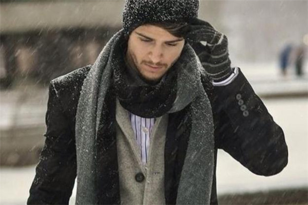 男生戴什么围巾好看?什么围巾适合男生戴-图2 男生戴什么围巾好看?什么围巾适合男生戴-图2