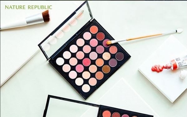 韩国最近流行的眼影盘点?韩妞必败眼影盘-图2 韩国最近流行的眼影盘点?韩妞必败眼影盘-图2