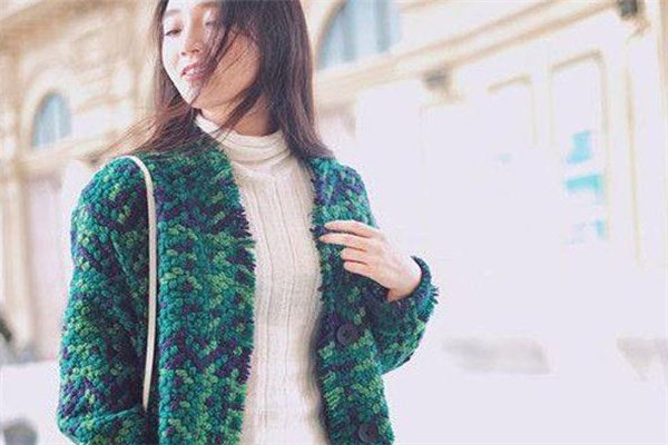 墨绿色配什么颜色好看?墨绿色衣服搭配技巧-图1 墨绿色配什么颜色好看?墨绿色衣服搭配技巧-图1