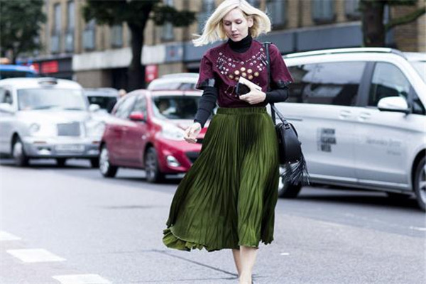 墨绿色配什么颜色好看?墨绿色衣服搭配技巧-图2 墨绿色配什么颜色好看?墨绿色衣服搭配技巧-图2