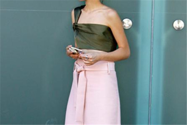 墨绿色配什么颜色好看?墨绿色衣服搭配技巧-图7 墨绿色配什么颜色好看?墨绿色衣服搭配技巧-图7