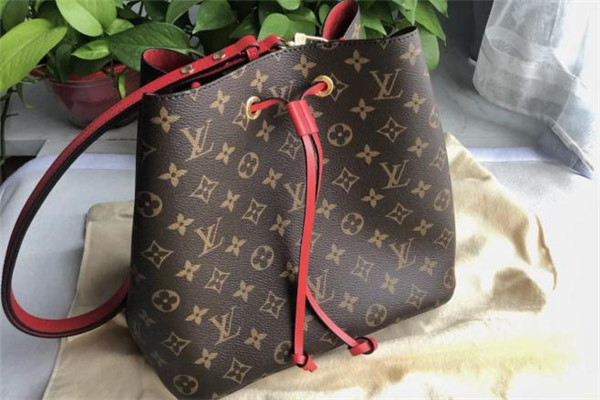 lv水桶包真假对比?lv水桶包里面的编码在哪里-图2 lv水桶包真假对比?lv水桶包里面的编码在哪里-图2