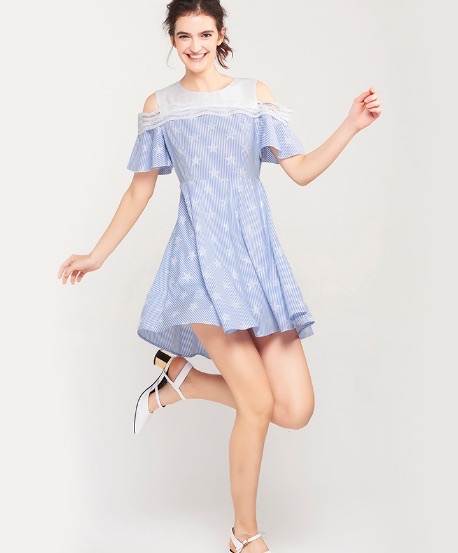 露肩连衣裙怎么搭配?露肩连衣裙搭配图片-图3 露肩连衣裙怎么搭配?露肩连衣裙搭配图片-图3