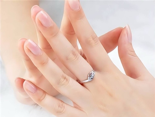 戒指戴中指是什么意思?戒指戴中指代表什么含义-图1 戒指戴中指是什么意思?戒指戴中指代表什么含义-图1