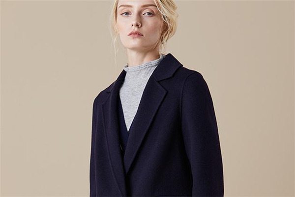 藏青色大衣配什么内搭?时髦穿搭法则-图1 藏青色大衣配什么内搭?时髦穿搭法则-图1