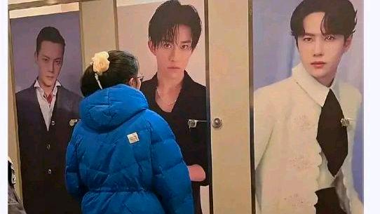女厕一推门就看到“男明星咧嘴笑”?网友:如此特色还是罢了