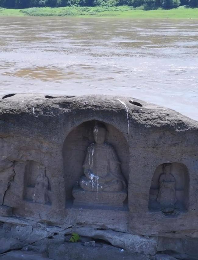 长江水位下降露出600年历史石佛 古迹再现引游客参观