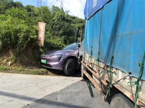 智界R7被大货车撞击致报废：护住了车主一家人(图1)