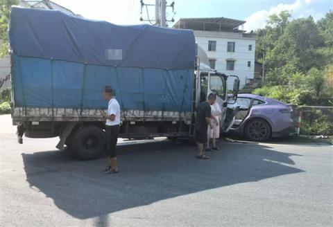 智界R7被大货车撞击致报废：护住了车主一家人(图2)