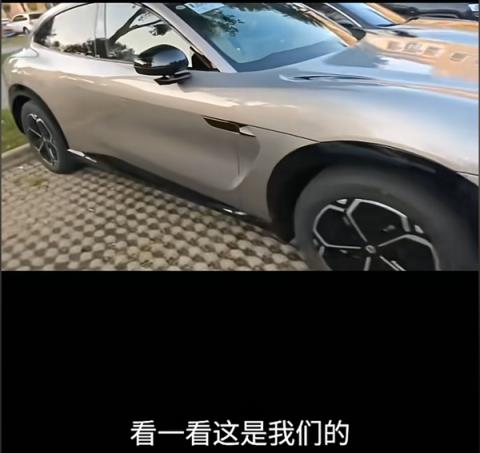 小米YU7被水泥罐车撞毁 车主火速晒出新车：不是小米送的(图2)