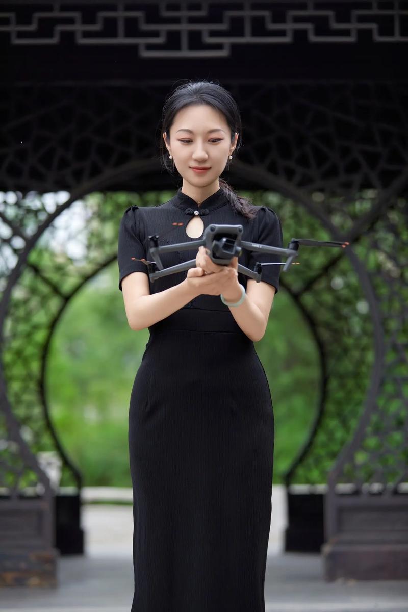 女生专攻无人机维修走红“飞友圈”