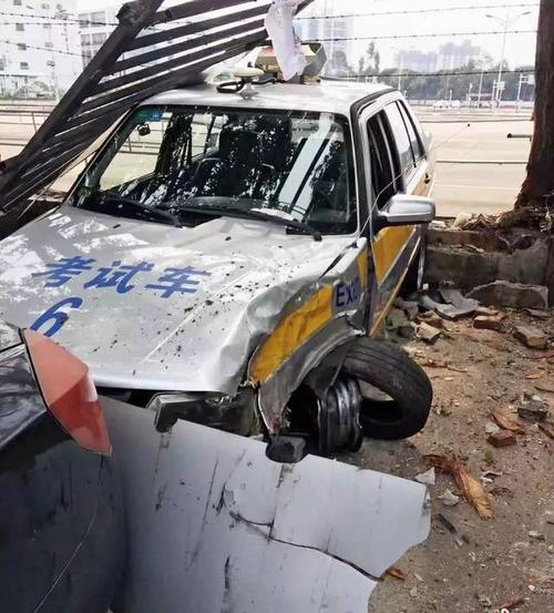 考科目二把考场围墙撞塌了