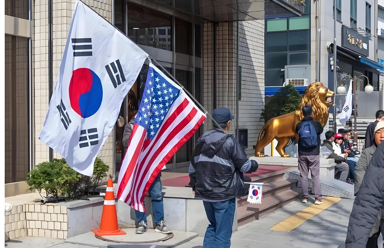 韩国人举美国国旗跳舞