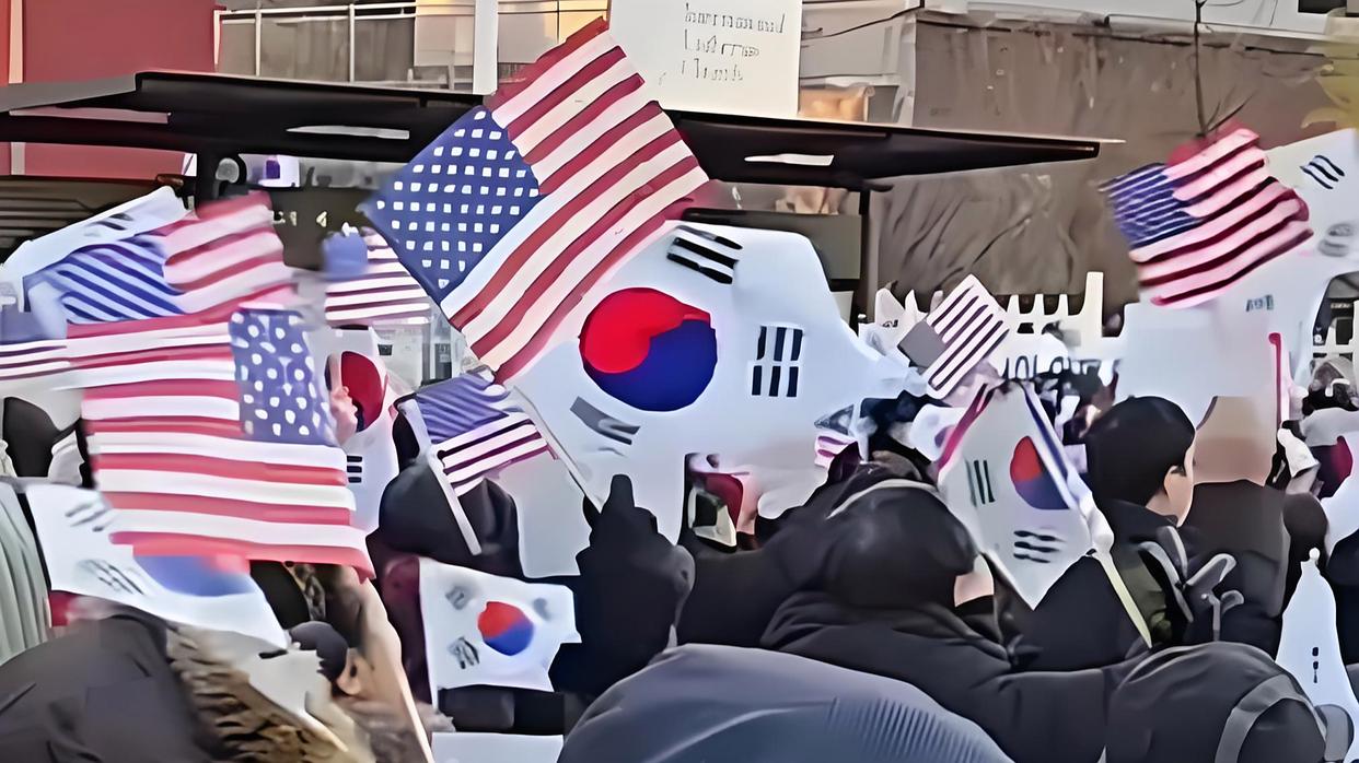 韩国人举美国国旗跳舞
