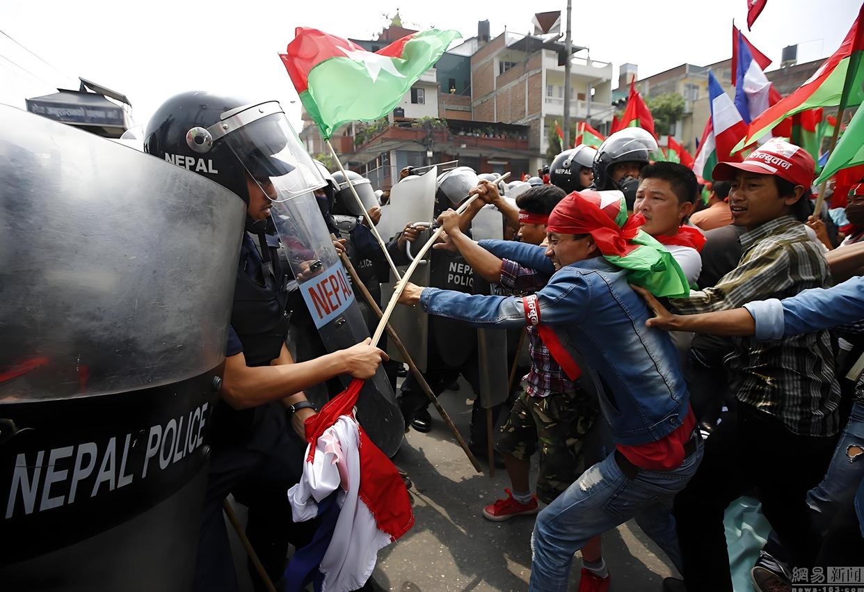 尼泊尔多地爆发大规模示威游行