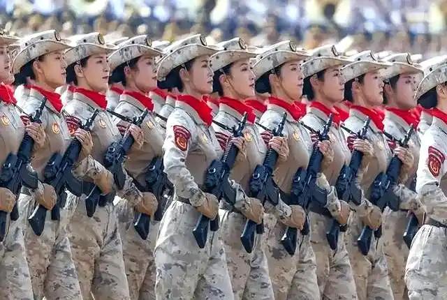 女民兵为啥戴红色丝巾?