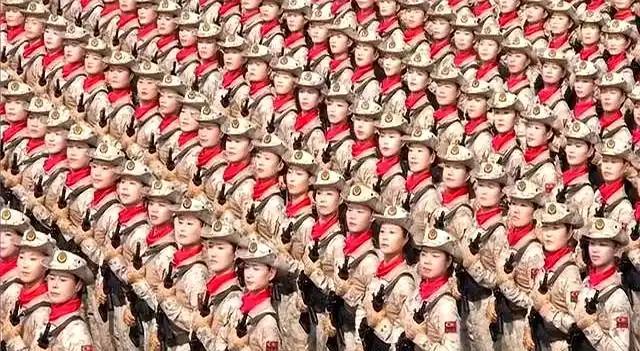 女民兵为啥戴红色丝巾?