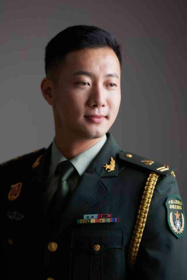 小伙阅兵归来同事秒变粉丝求教正步 三次阅兵见证成长