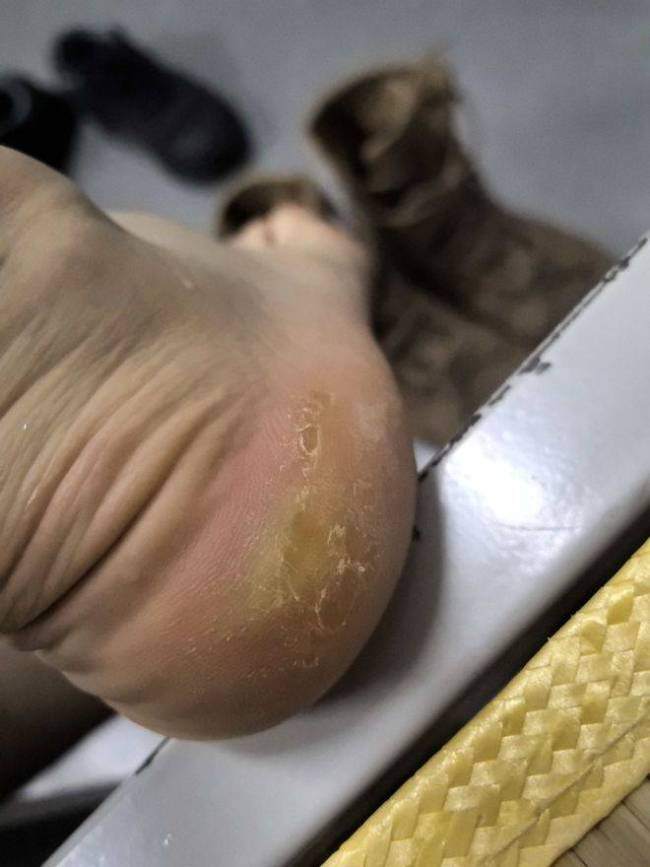 小伙阅兵归来同事秒变粉丝求教正步 三次阅兵见证成长