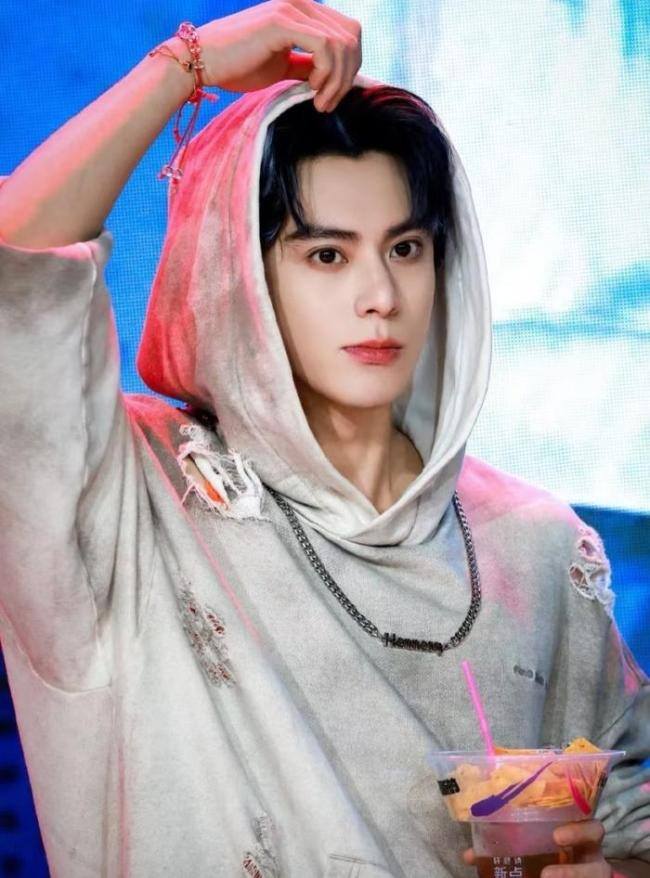 粉丝发现王鹤棣疑似代言高德地图，粉丝发现剪影细节