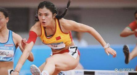 吴艳妮现身北京体育大学军训现场 与新生亲密互动