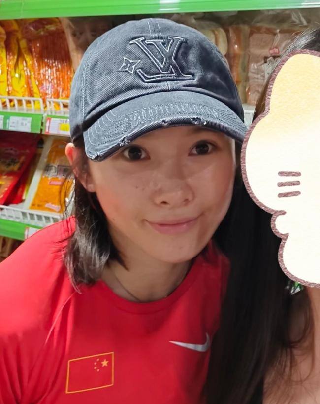 吴艳妮现身北京体育大学军训现场 与新生亲密互动