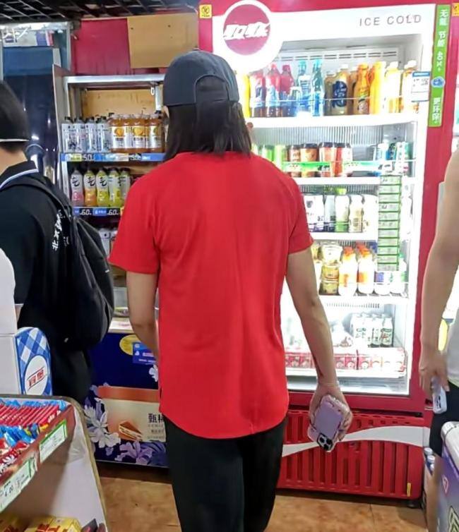 吴艳妮现身北京体育大学军训现场 与新生亲密互动