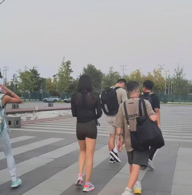 吴艳妮现身北京体育大学军训现场 与新生亲密互动