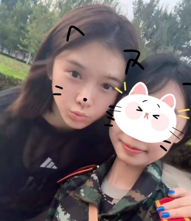 吴艳妮现身北京体育大学军训现场 与新生亲密互动