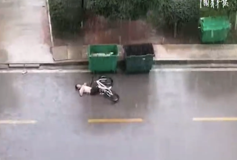 危急时刻！好心邻居大雨中救助昏厥小孩