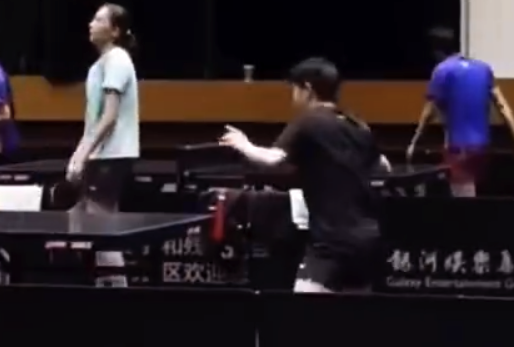 孙颖莎撩刘海 看似玩闹实则认真复盘的学霸小咪