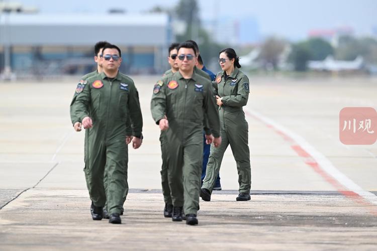 女飞行员：若有人敢来挑衅 那就试试