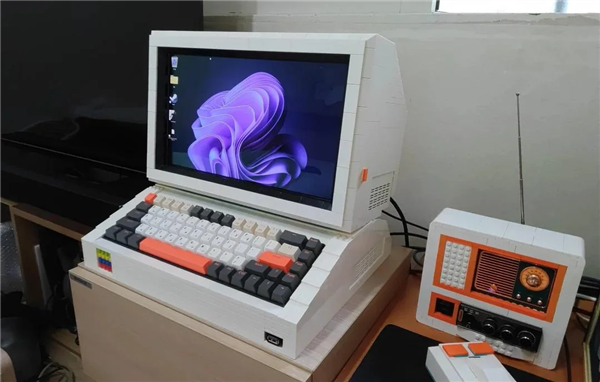 玩家用乐高积木拼出电脑机箱与屏幕：打造独特复古风PC