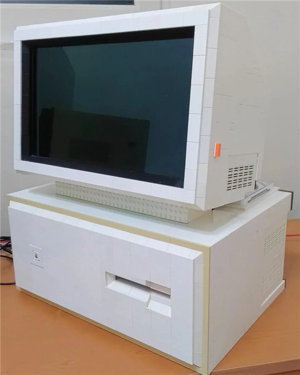 玩家用乐高积木拼出电脑机箱与屏幕：打造独特复古风PC