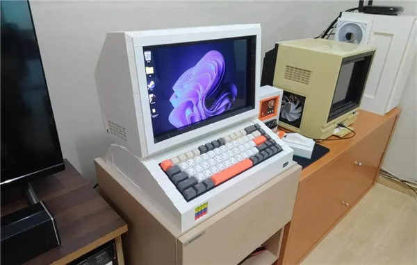 玩家用乐高积木拼出电脑机箱与屏幕：打造独特复古风PC
