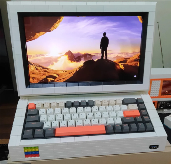 玩家用乐高积木拼出电脑机箱与屏幕：打造独特复古风PC