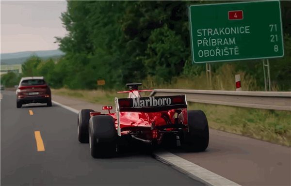 男子开假法拉利F1赛车高速路上飙车 结果被抓