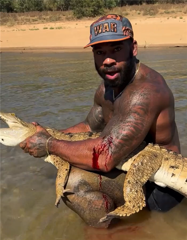 网红徒手抓鳄鱼被痛批“虐待动物”：最多可被罚12.25万元-图2