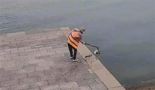 青岛一环卫工将垃圾扫进大海 景区回应：开除 扣发半个月工资-图1
