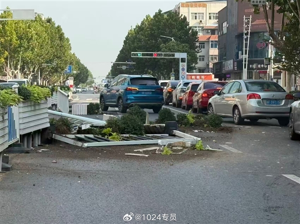 男子带女伴大早上开车撞绿化带 酒精检测超200mg/ml-图2 男子带女伴大早上开车撞绿化带 酒精检测超200mg/ml-图2